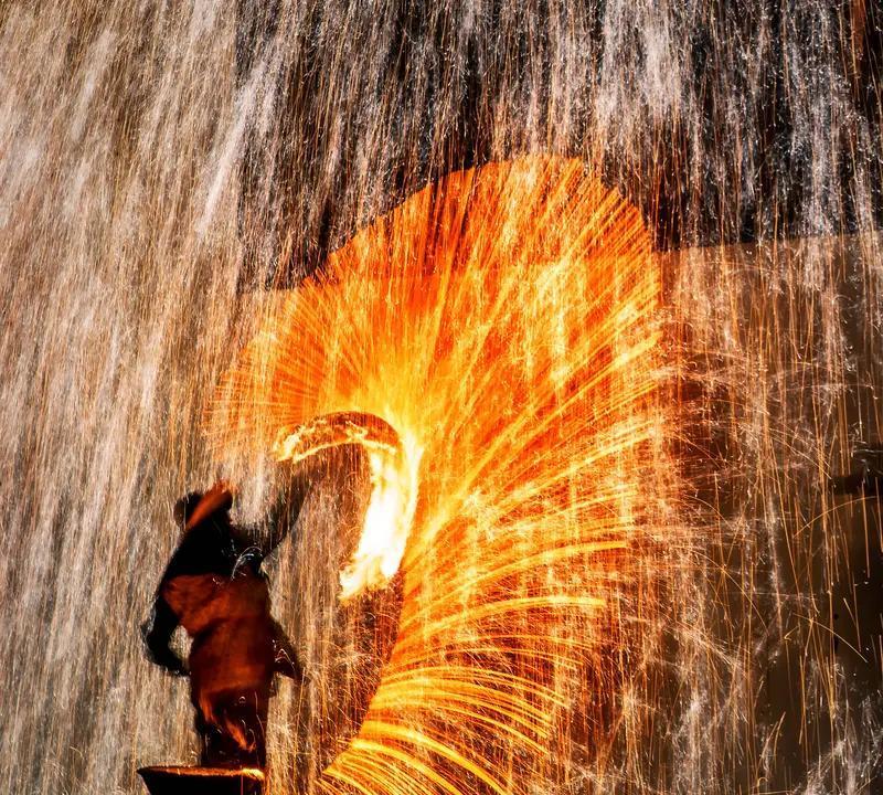 当所有人都在教你如何“向上爬”，王凯在事业最高点，按下了三年暂停键。
顶流的自律