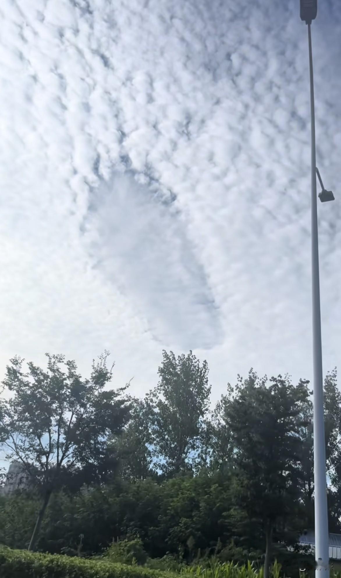 天空出现的脚印，猜猜这是谁的？