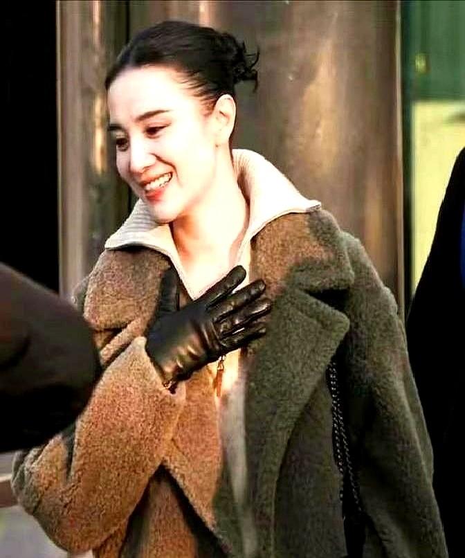 宋佳一件机场羊毛大衣，让国货品牌玩明白了爆款密码。三天上架同款，一周狂卖8000