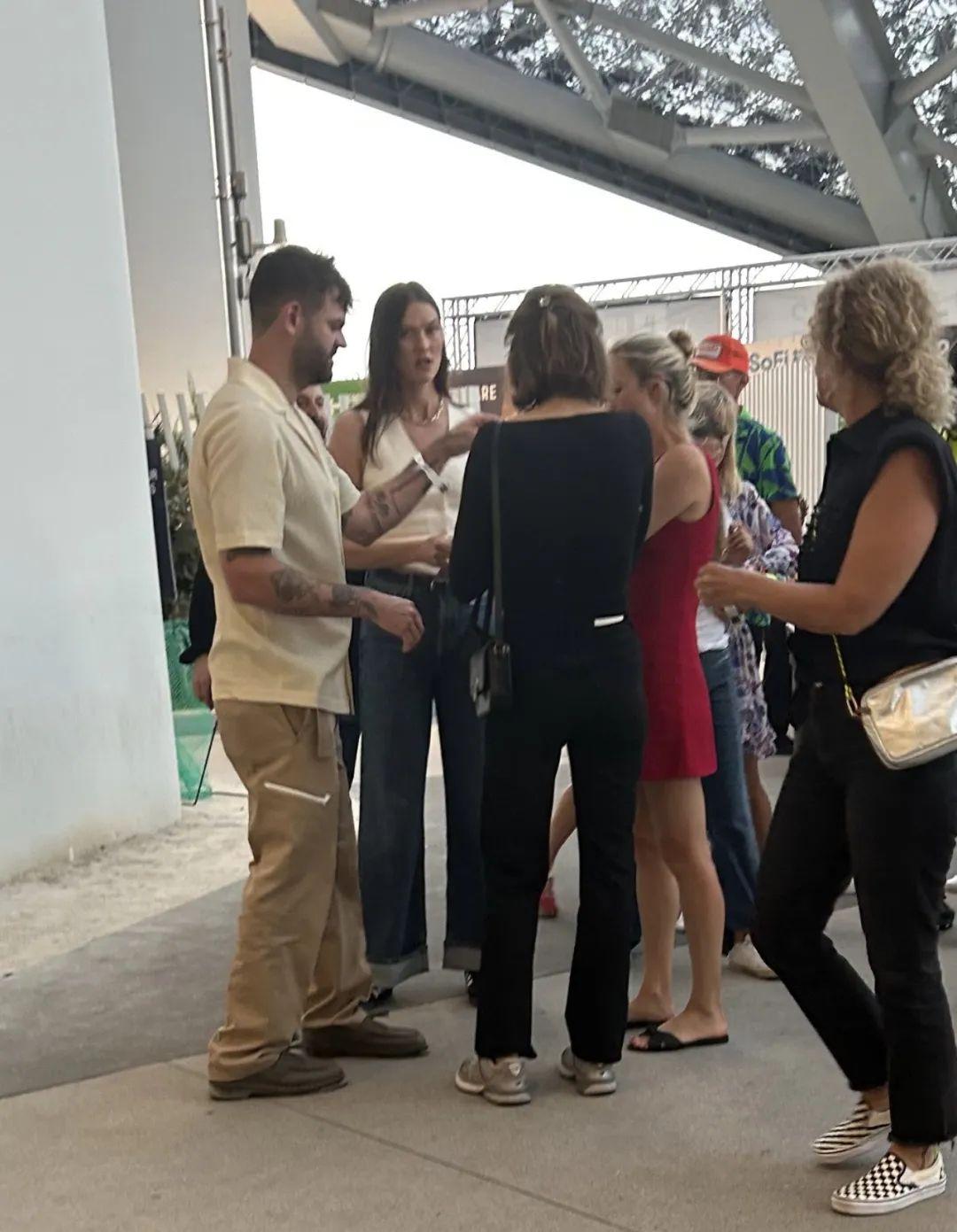 网友在“霉霉”Taylor Swift（泰勒·斯威夫特）的时代巡回演唱会 The