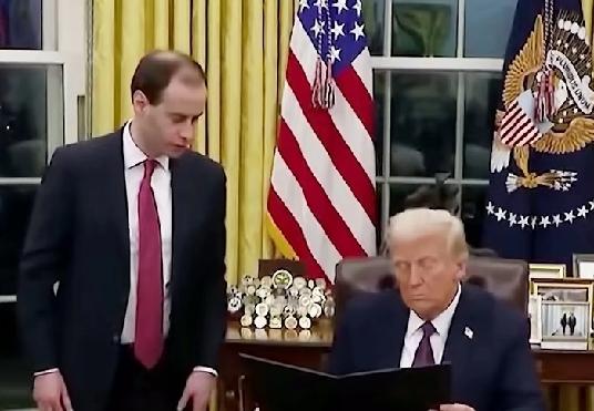 特郎普想霸占美卅会成行吗？如果会成行谁还能是对手？欧洲已经从快乐的附庸，快速的沦