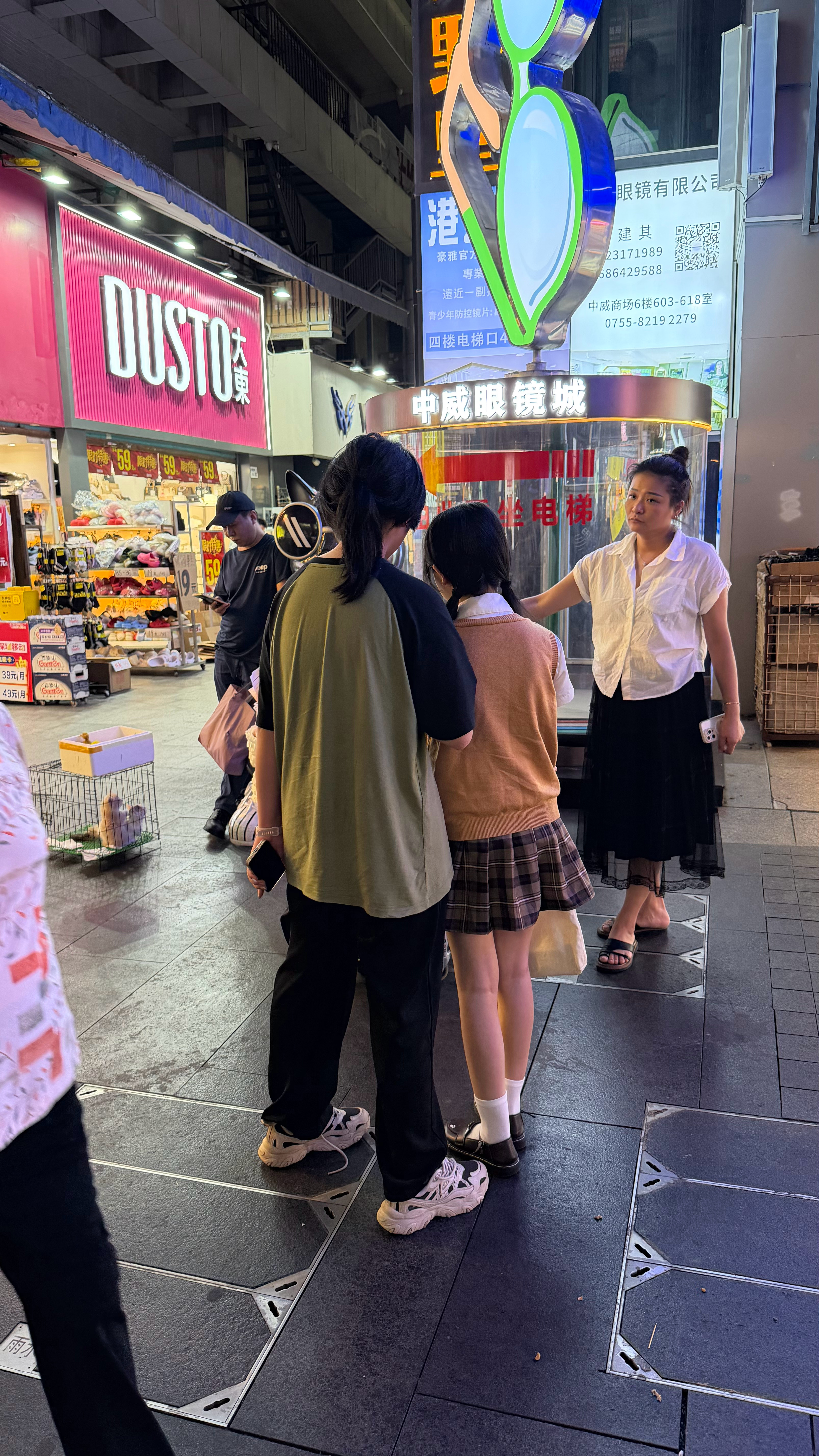 带两个小朋友出来玩，小辫子的是营地大叔的孙女比我女儿大半岁穿绿色衣服的是我女儿，