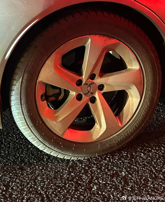 这是安德玛牌的车吗！ 