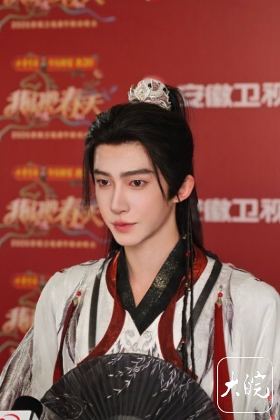 【#刘宇折扇在手古风造型#】#刘宇说一尝一个不吱声#  安徽走出去的歌手刘宇 日