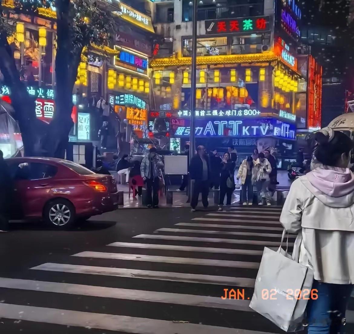 这一幕真的越看越膈应！
女生在KTV被起哄连打三通电话喊男同事救场，前两位都推脱