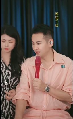 徐子崴再度回到武汉，与罗姣一同开启直播。直播中徐子崴亮出了他的飞行航线图，那航线