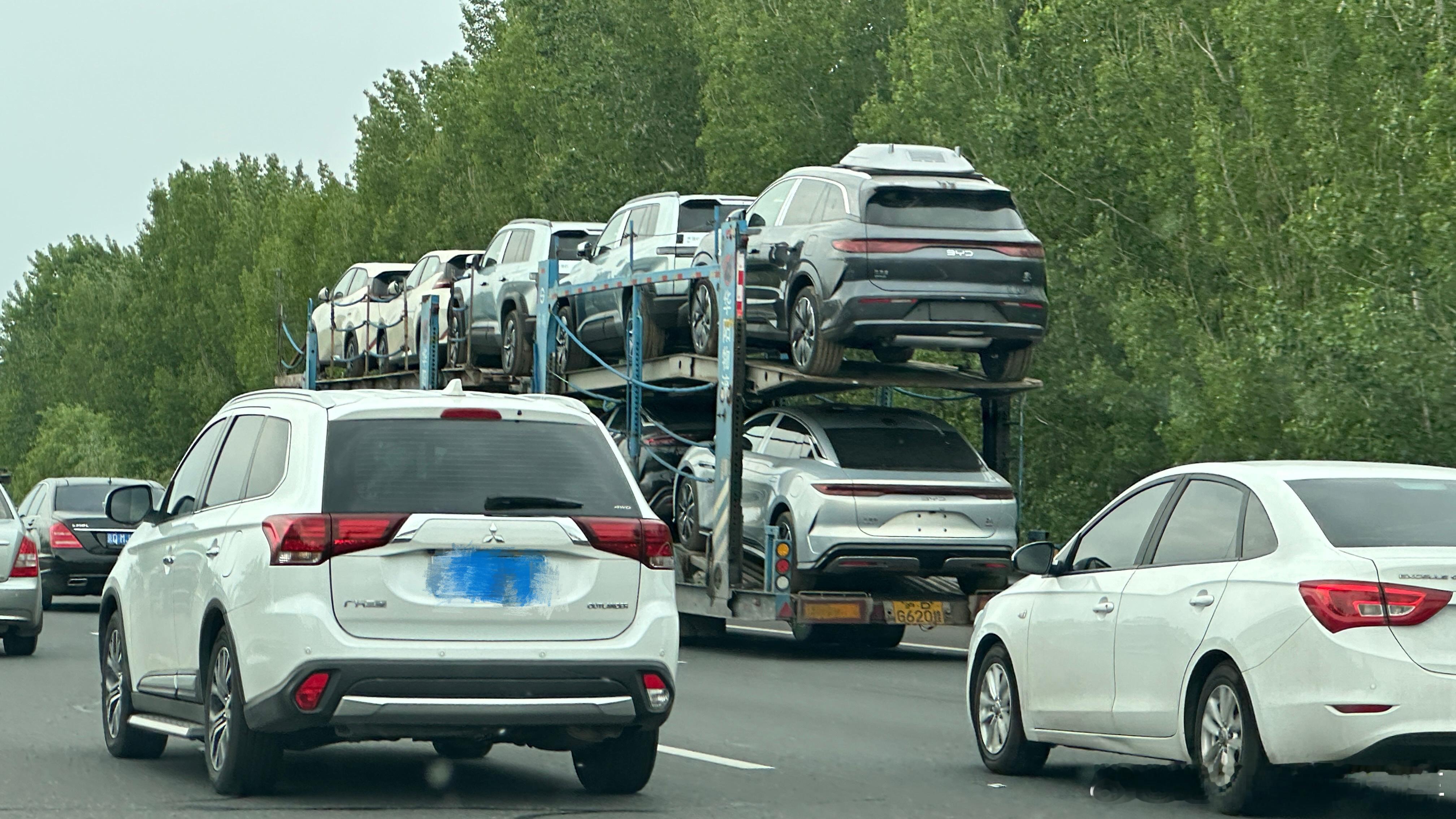回京路上看到板车拉着汉L和唐L灵鸢版本，看来已经开始陆续交付了。比亚迪汉l ​​