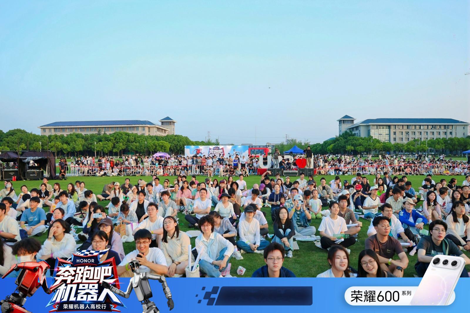 奔跑吧机器人 三校巡游真的太会玩了！华工的闪电机器人和同学同台竞速，速度感直接拉