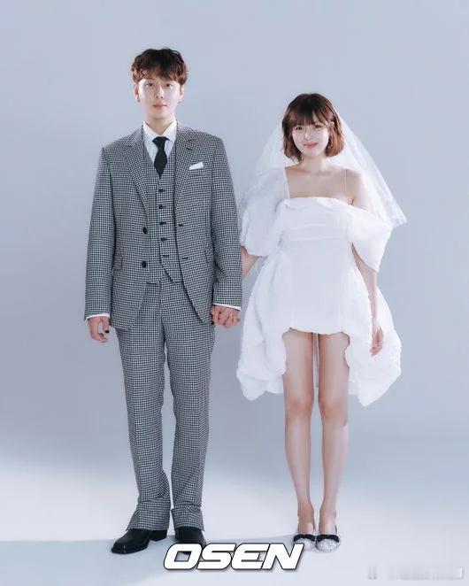 泫雅龙俊亨婚礼画来了，没想到她最后会选这么简单清新的拍摄风格。 ​​​