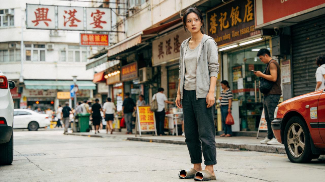 社死名场面！女演员穿闲置鞋逛街，鞋底当场脱落引全网爆笑
 
近日，一位女演员的逛