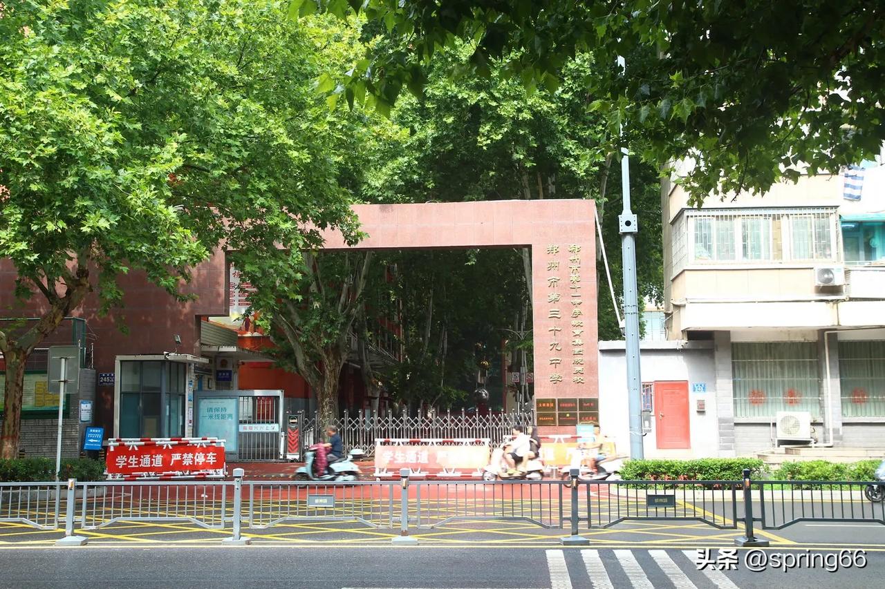 九十年代初的时候，行政事业单位工资收入普遍低于企业单位，加上有政策允许，所以有不