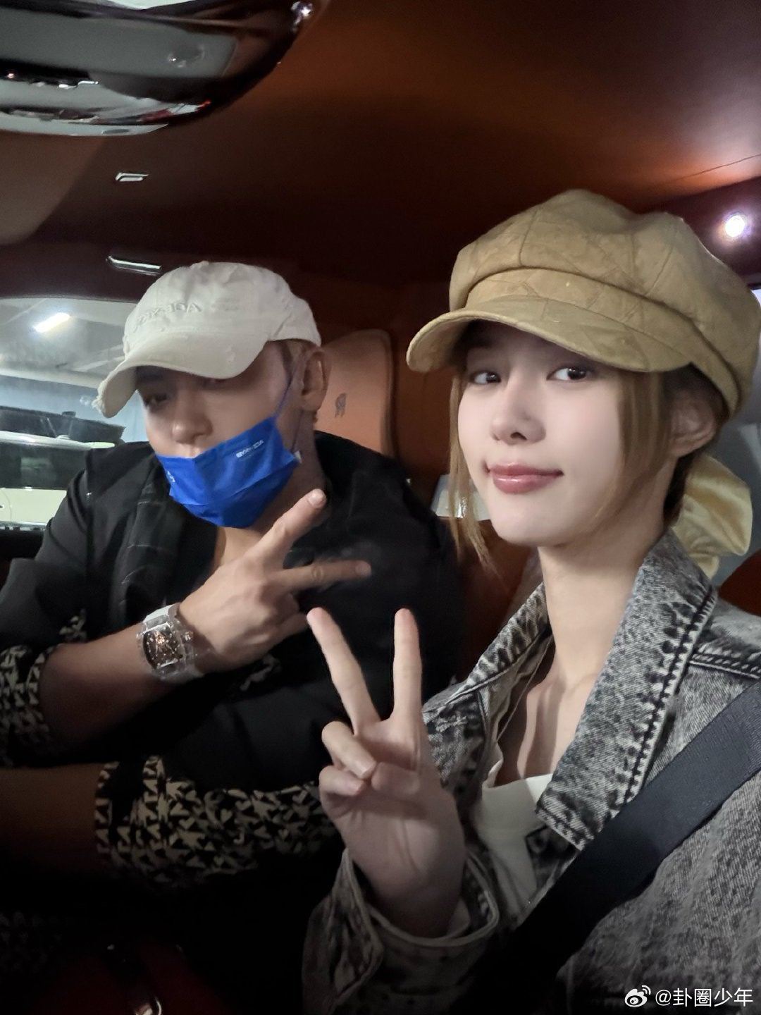 黄子韬徐艺洋车内自拍徐艺洋黄子韬车内自拍 徐艺洋黄子韬车内自拍，日常感满满，要一