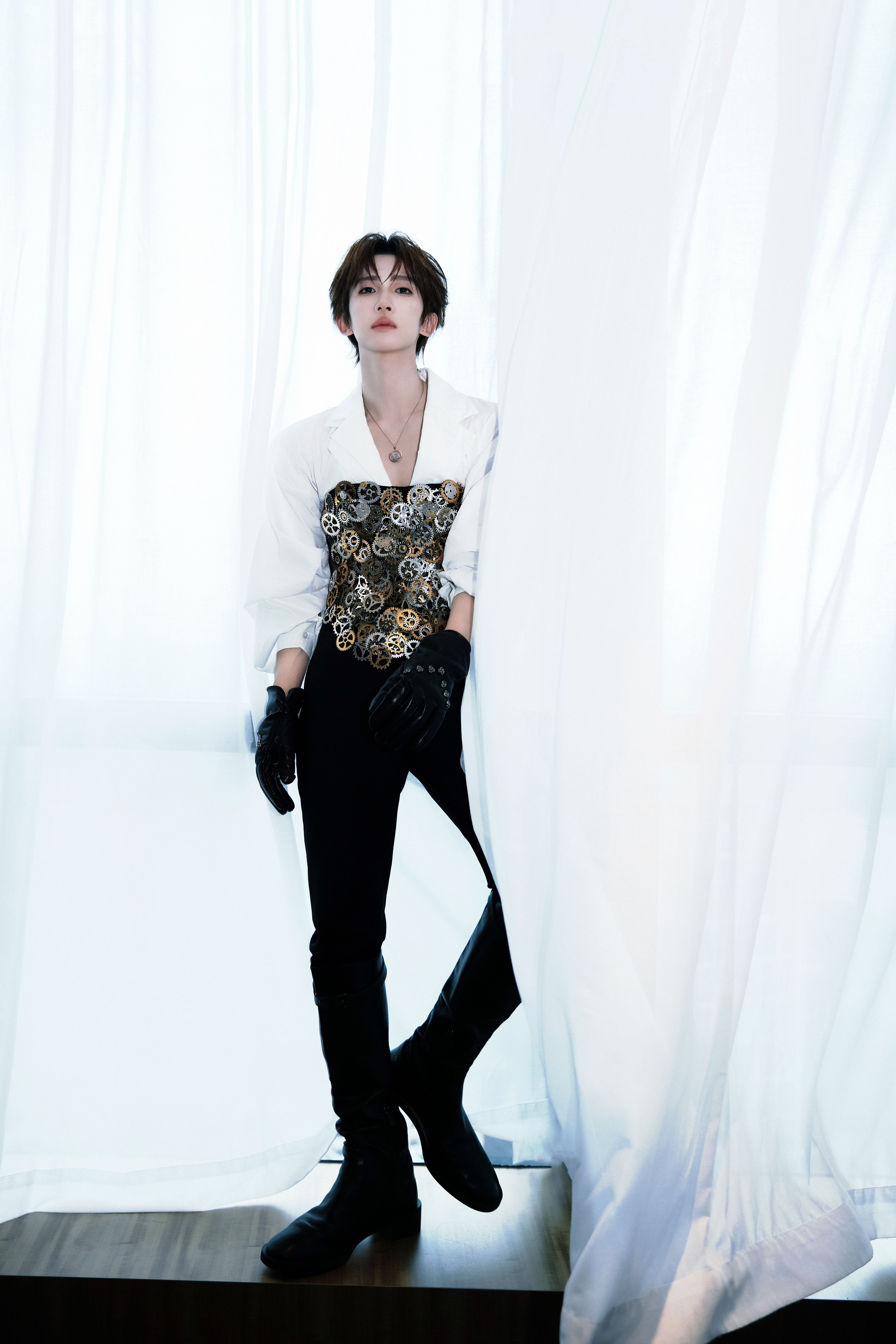 刘宇今日出席东方卫视惊喜之夜舞台造型大片，身着Maggie Wang 2026春