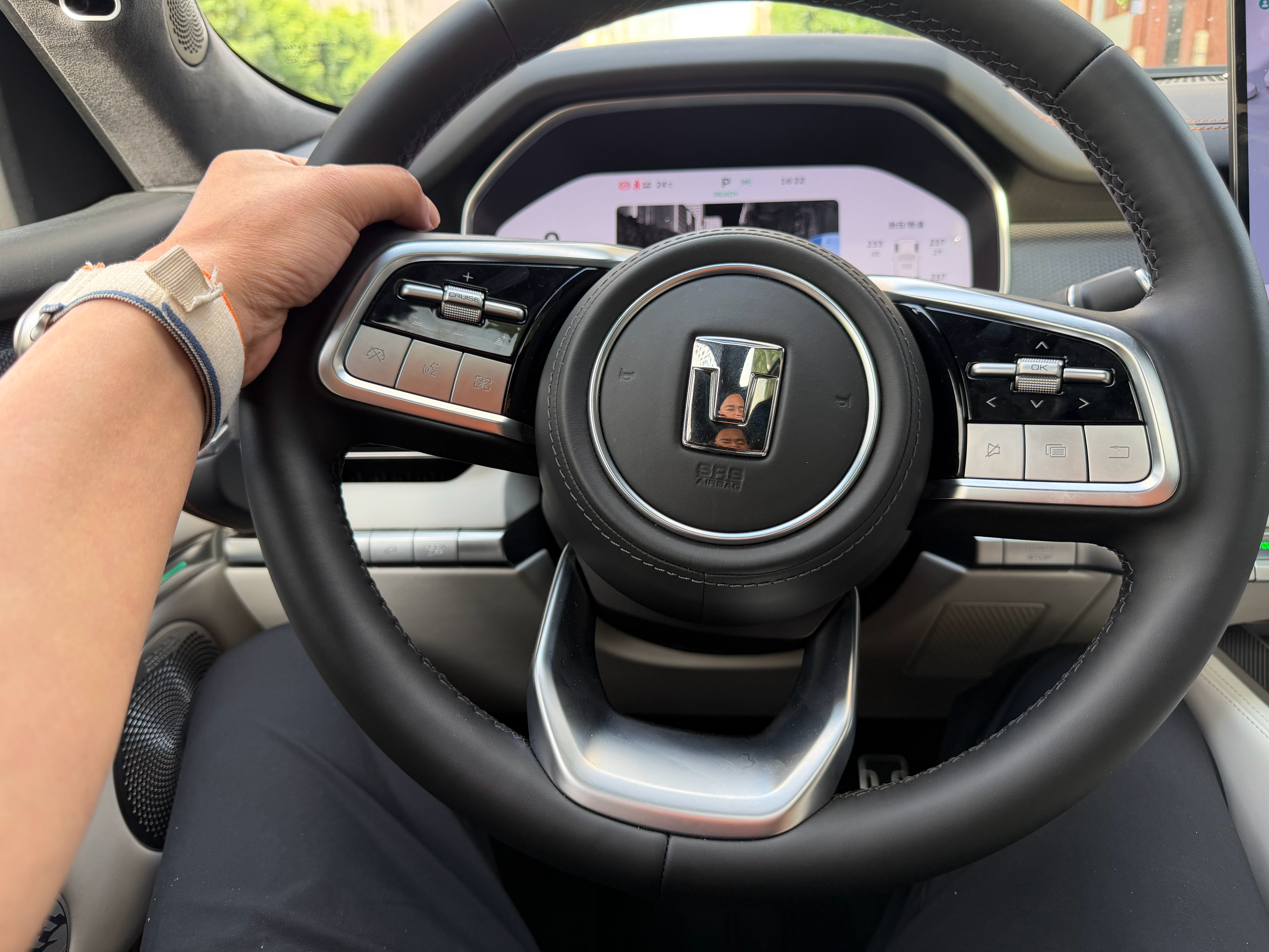 小李飞车 今天开车遇到个sb，某品牌mpv，前边路窄俩车违停我车大（坦克700）