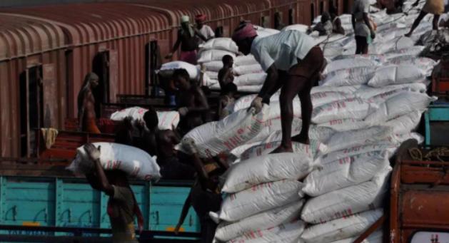 印度紧急向中国求援尿素，欧美等着看回应，新德里转头就翻脸！

据彭博社和《印度快