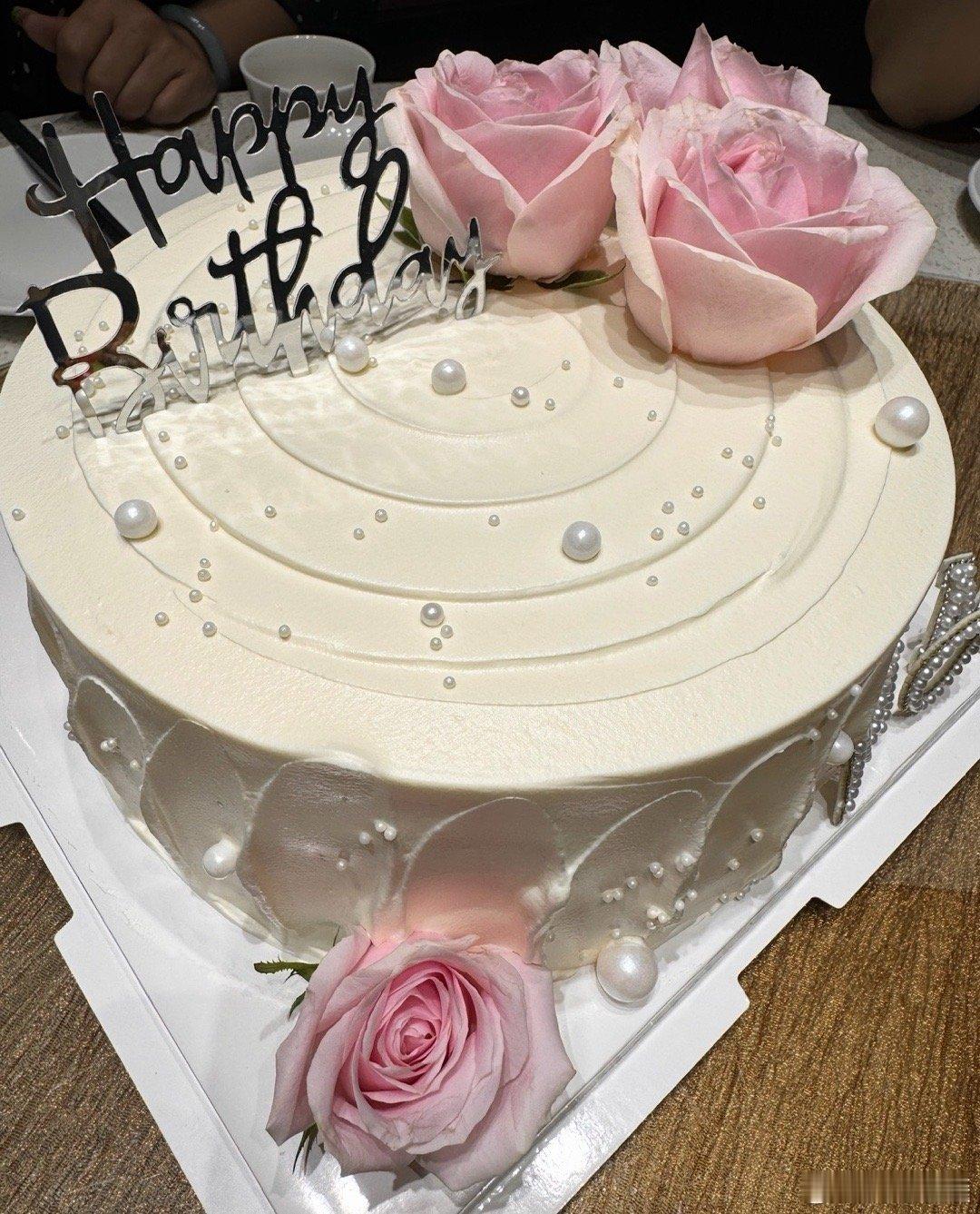 乡村蛋糕店4寸卖10元走红反观城里的蛋糕店，特别是节日期间根本找不到4寸的款吧，