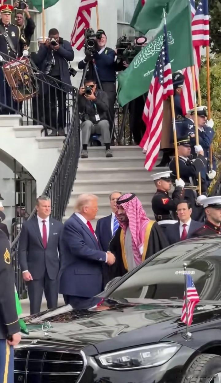 大人物，能让美国总统亲自组团并高规格仪式迎接的，一定是利益相关的大人物！ 沙特王