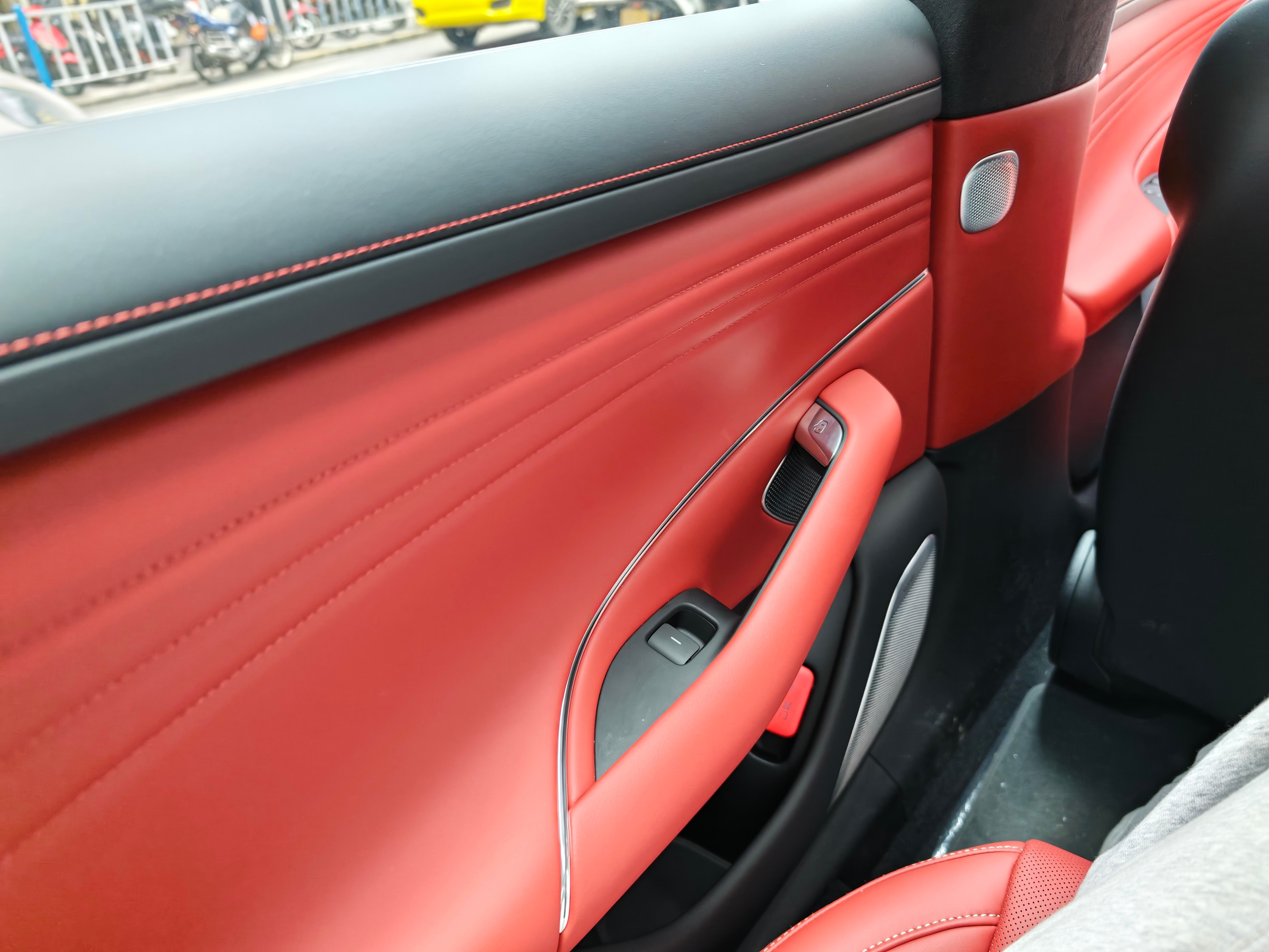 今天陪朋友来试驾了一下新小米SU7，我作为后排乘客体验了一把，体感比第一代确实好