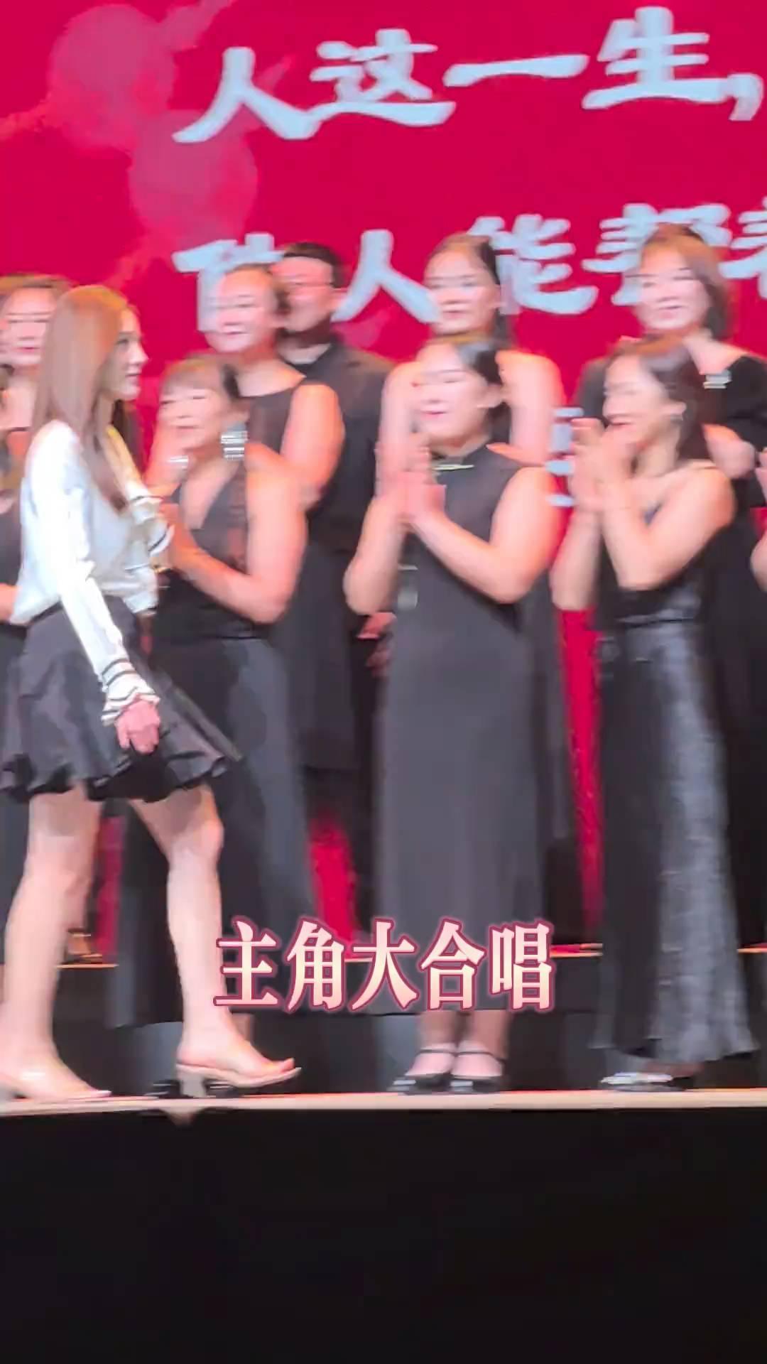 主角大合唱。
我们也邀请现场所有的朋友们会唱的，一起高声演唱这首主角的主题曲，大