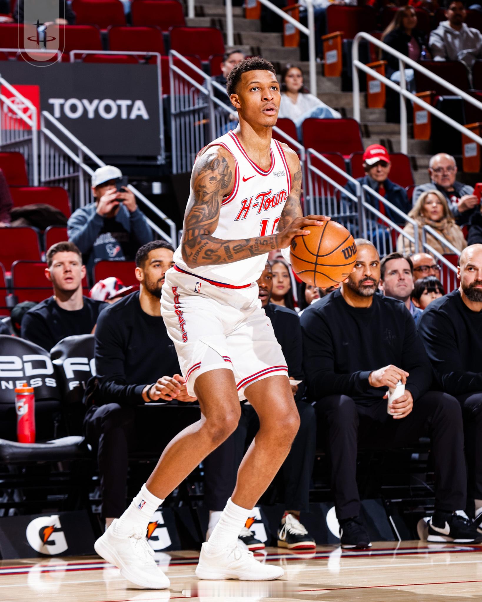 乌度卡谈小贾：“他一直保持自信，保持侵略性，主动去寻找出手机会。同时他在另一端也