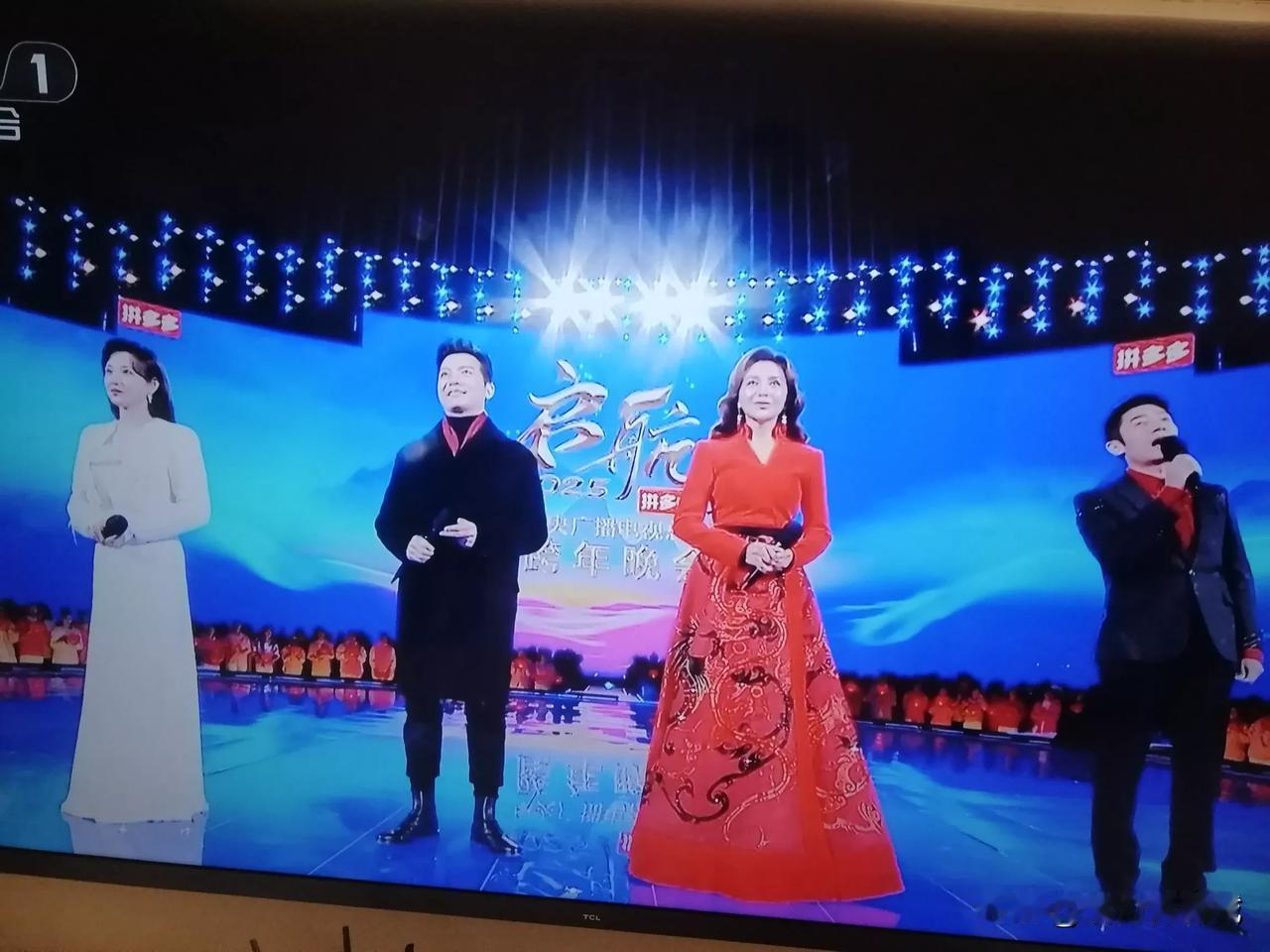 昨天晚上央视跨年晚会的四大主持人分别是：马凡舒，任鲁豫，朱迅，撒贝宁这阵容看起来