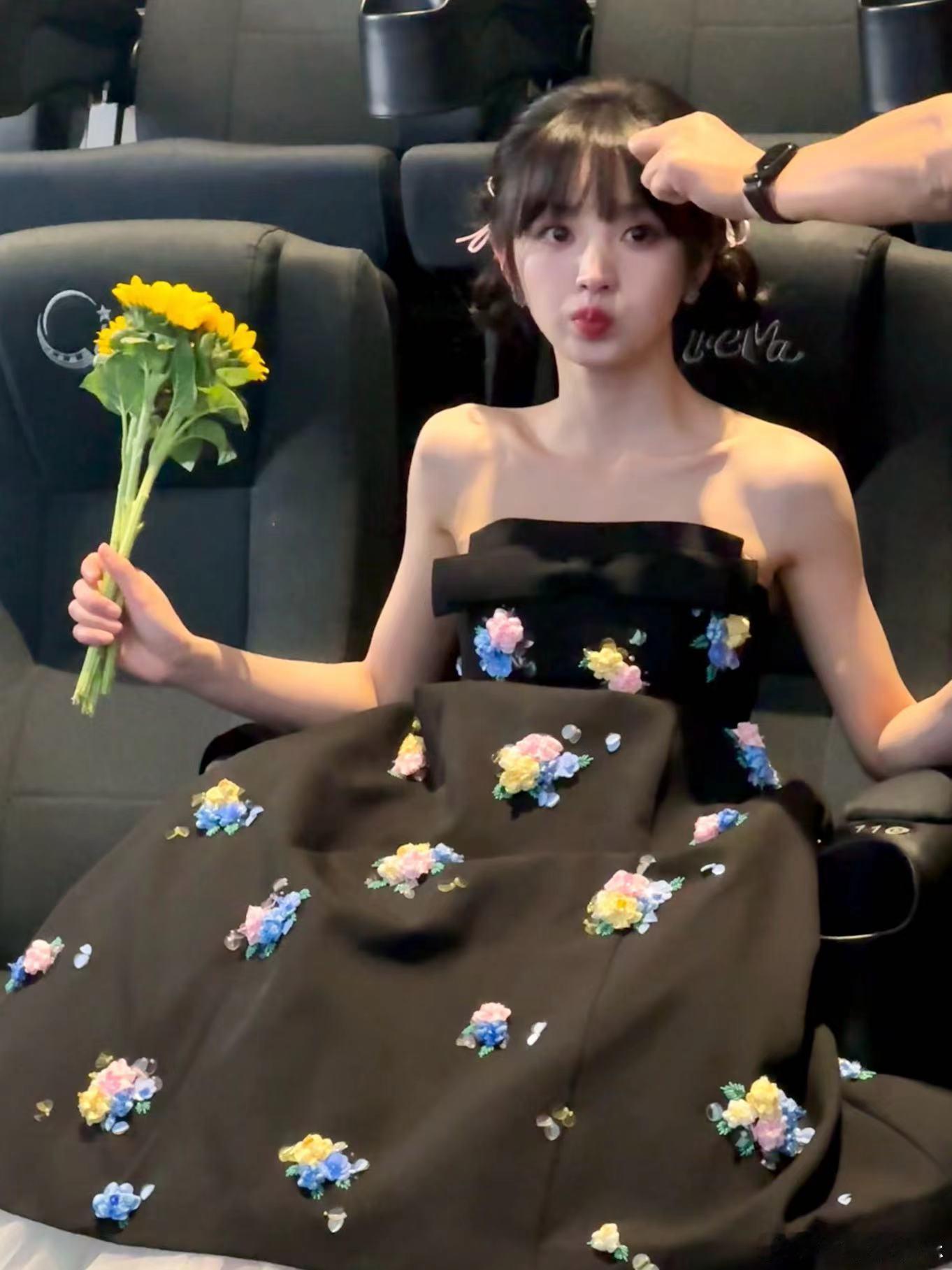 #田曦薇嘟嘴小猫#嘟嘴小猫田曦薇上线啦，被花花簇拥的小田！4月30日一起去看《哈