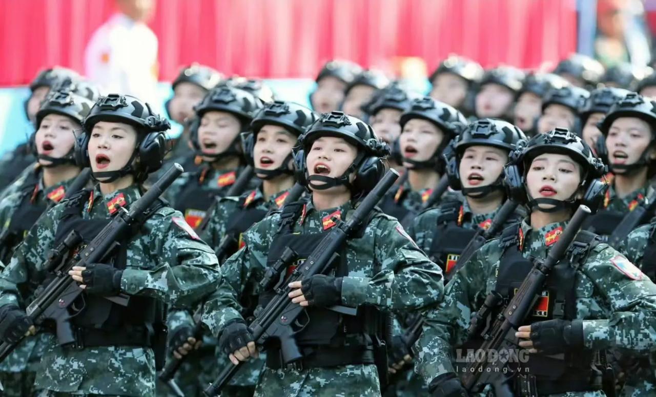 现场照片：越南“庆祝祖国统一50周年”阅兵仪式上的女兵方阵。
​越南人民军女兵精