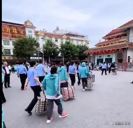 云南瑞丽开始遣返非法移民

云南瑞丽开始遣返非法移民，重点遣返罗兴亚人，目前开始