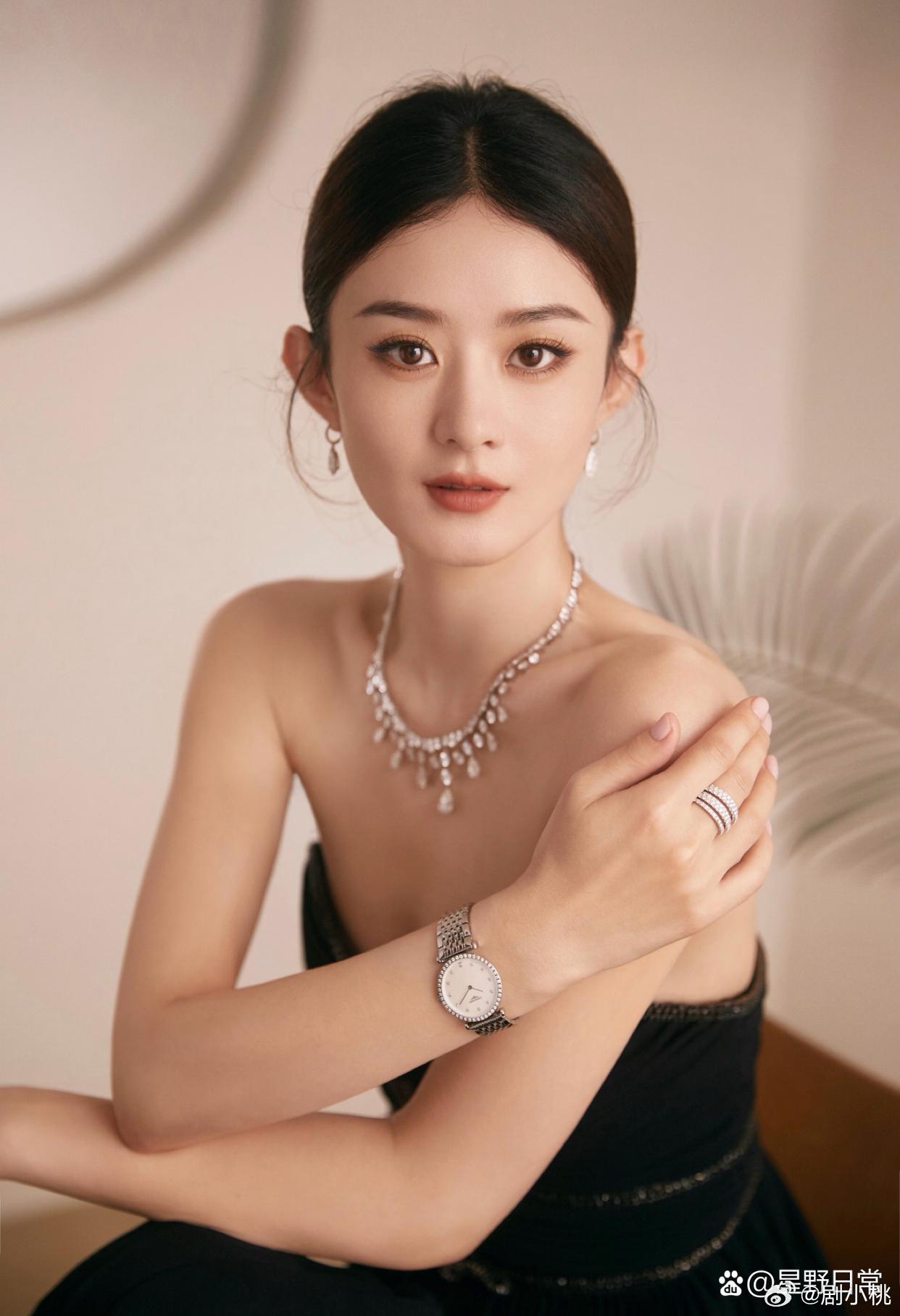 1. 赵丽颖正在调整自身状态，金鸡奖主办方已经向她发出下个月的活动邀约。休整许久