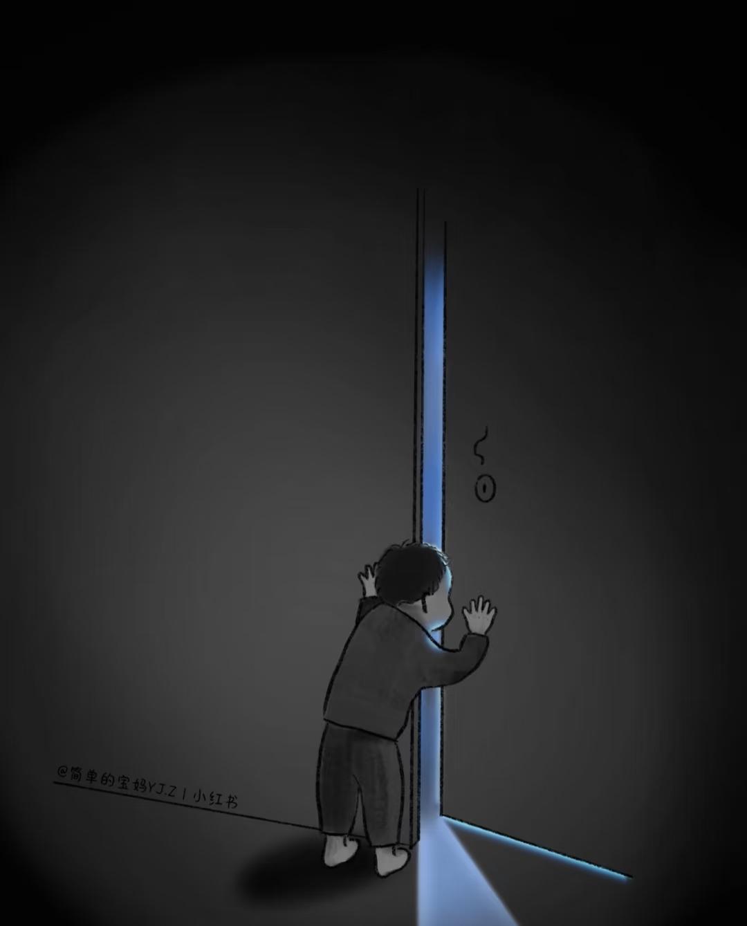 摔门声响起，父母的无话，门缝里的我。

我打开自己房间的门，从门缝中看到，看见门