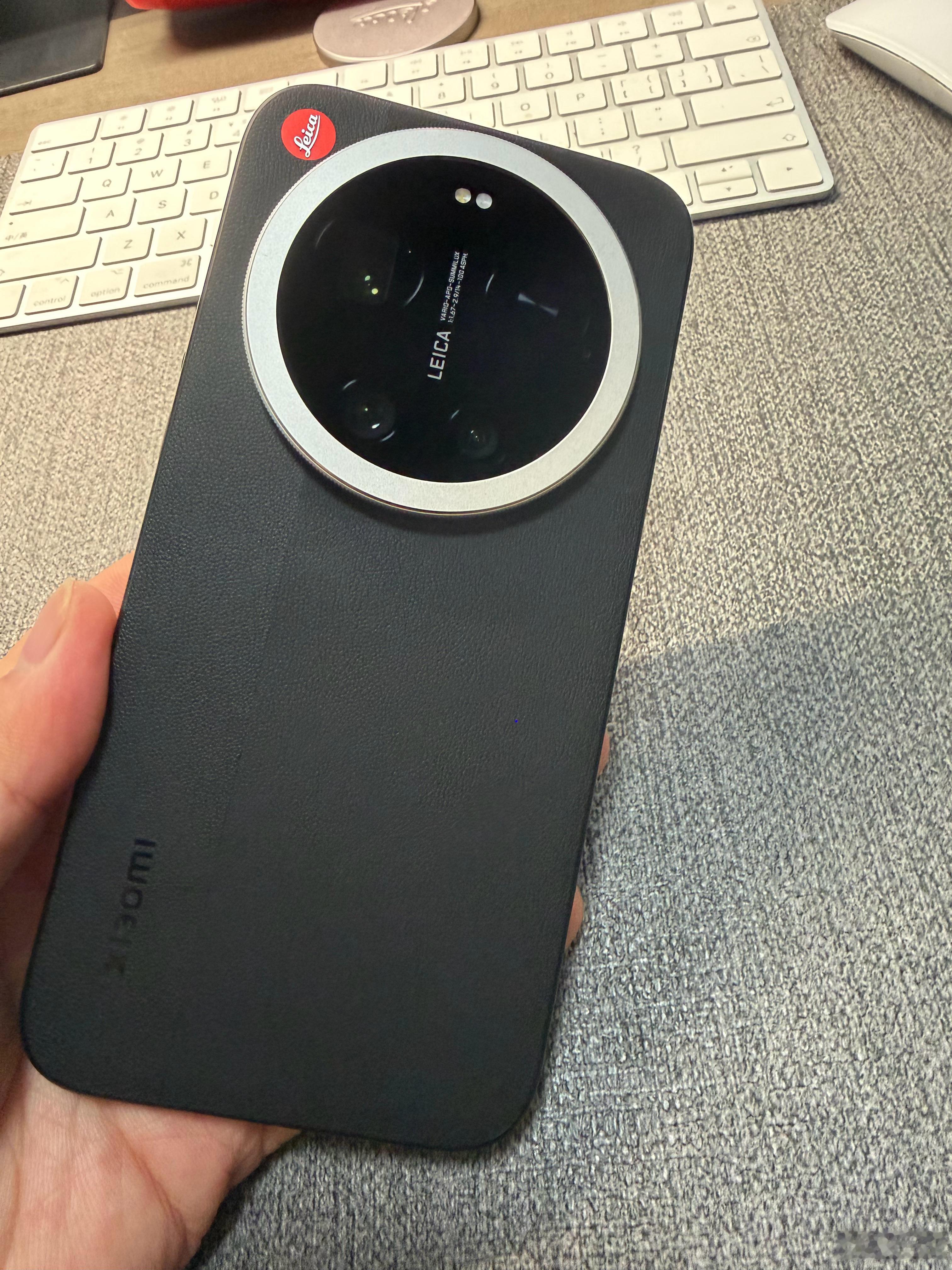 小米 17 Ultra 徕卡版附带的手机壳，摸起来细腻又舒服还不沾指纹，应该是最