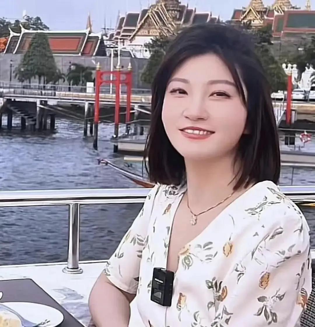 王暖暖离婚成功，比较理想的结局。

她原丈夫在泰国将其推下30多米的悬崖，王暖暖