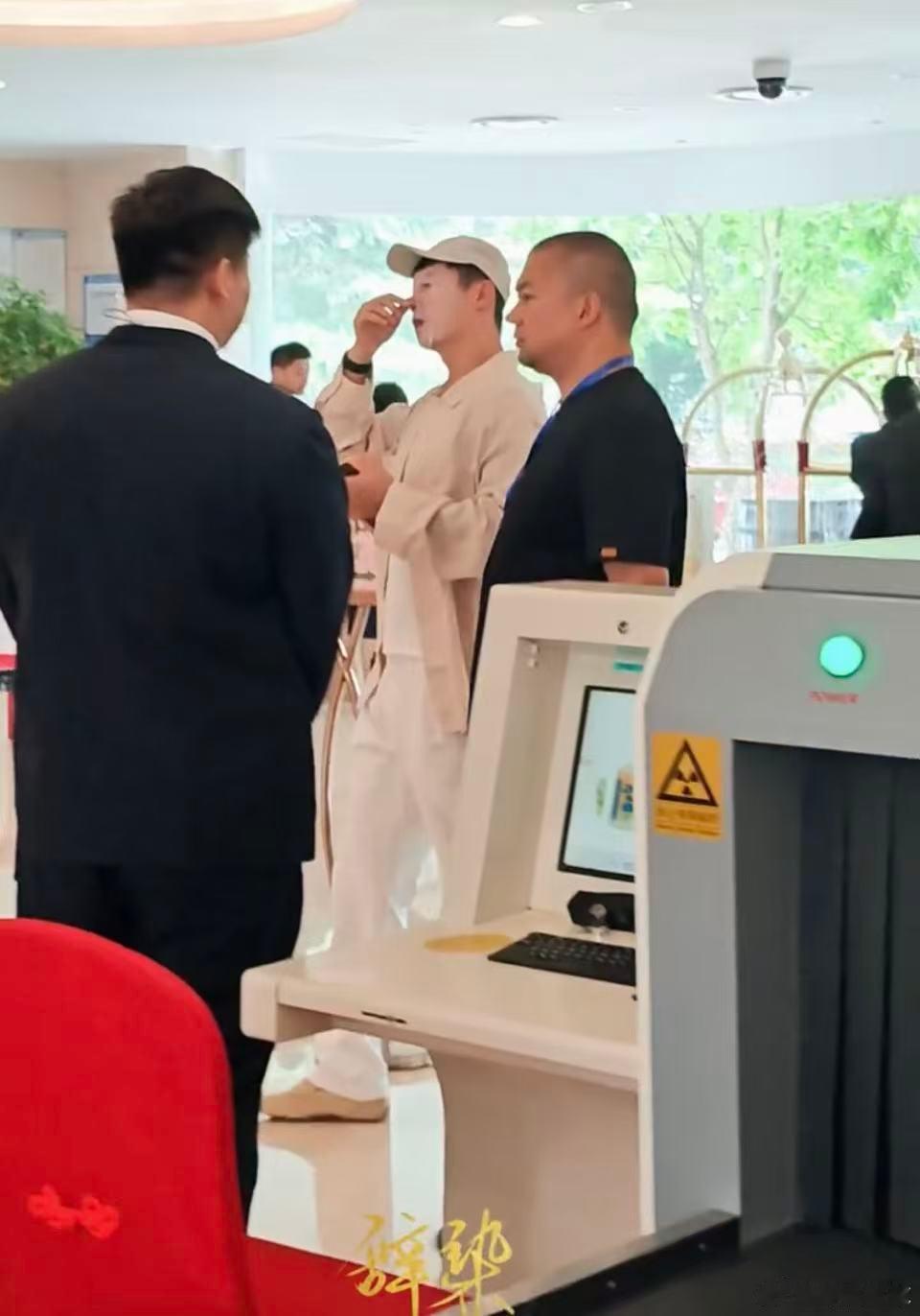黄景瑜敷面膜上班黄景瑜敷面膜上班好松弛。黄景瑜敷面膜上班好松弛