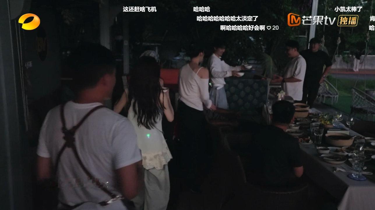 突然停电王俊凯提议唱生日快乐王俊凯生日快乐和秦岚新年快乐异曲同工 中餐厅名场面+
