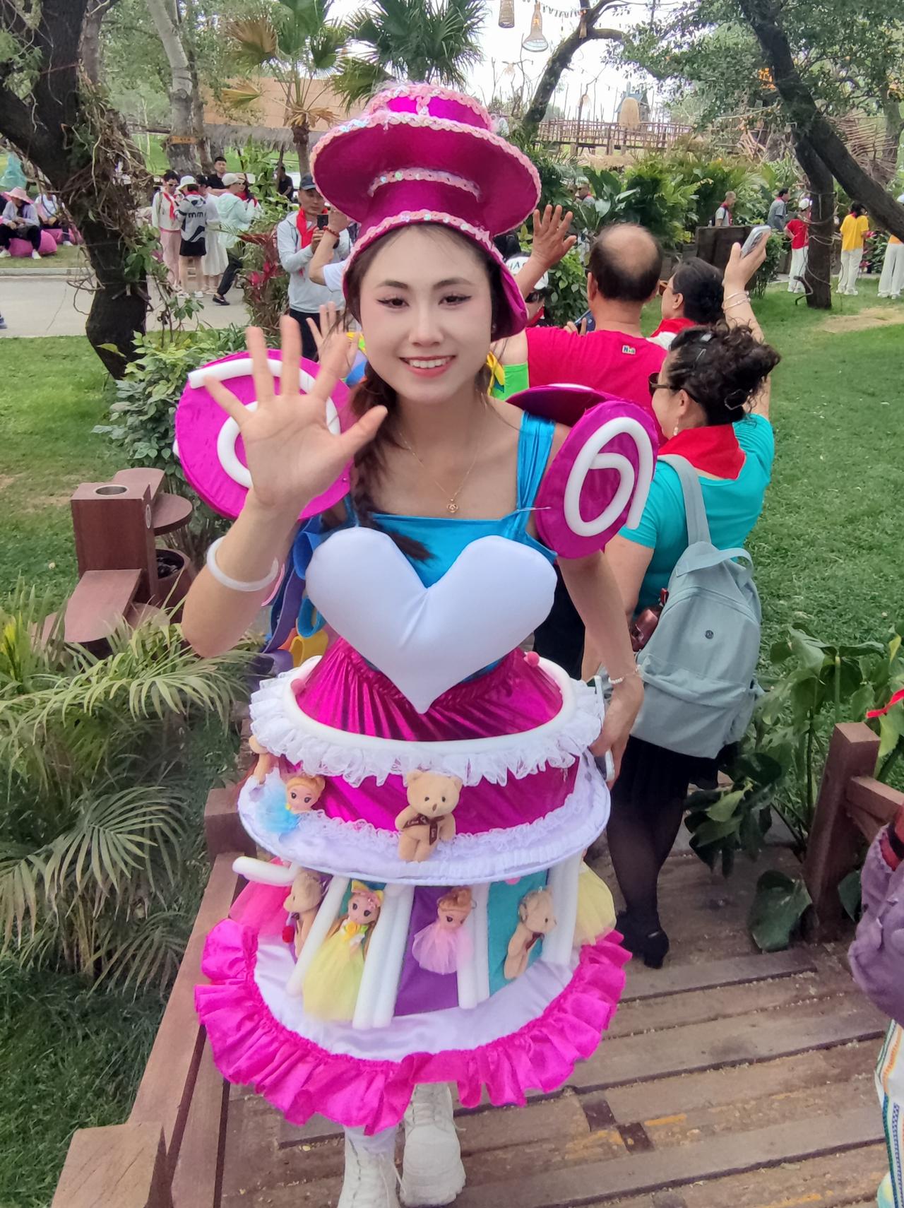 草原上的小演员。周日打卡辽宁阜新德力格尔草原旅游区，巧遇演出结束的几位舞蹈小演员