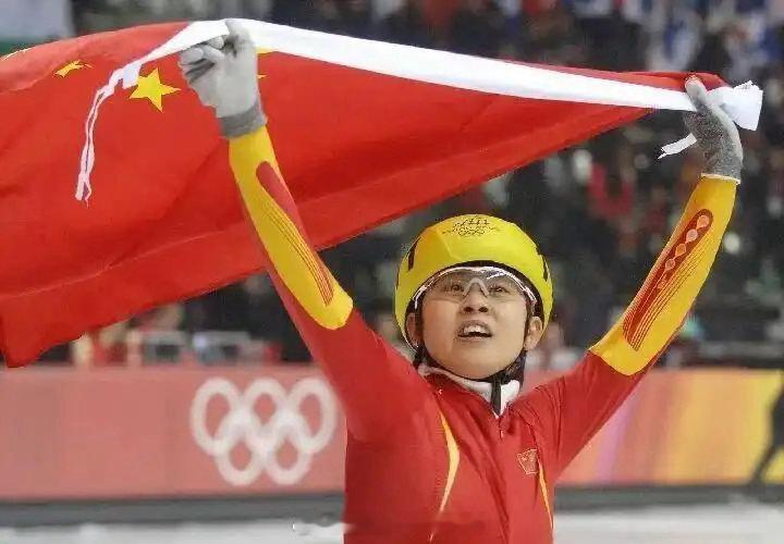 王濛养成系最爽的一集乘风2026真不愧是干一行精一行，舞台表现超出预期。舞姿自然