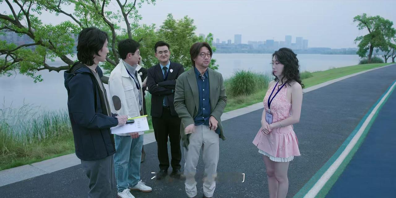 贾冰新剧开播，讽刺度真的一秒拉满啊！

片中，他饰演的作家为了赚钱出书，不得不接