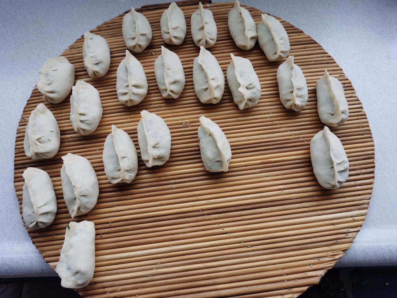 跟朋友去吃自助餐，老板过来拍了拍我肩膀：
“小伙子，差不多就行了，店里鱼都快被你