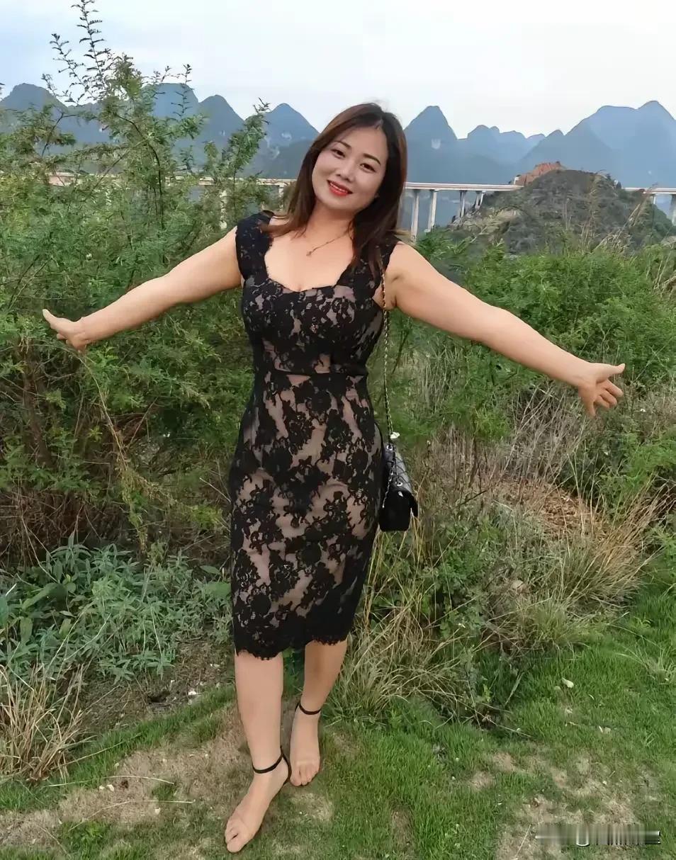 翠裙轻舞，玉体盈盈。#好身材性感女神# #性感黑丝高跟yyds# #熟女阿姨最迷