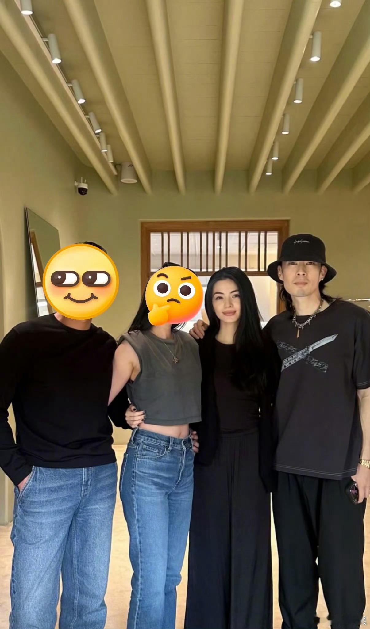 吴建豪与妻子合体露面吴建豪与妻子搂肩合照 好幸福啊 