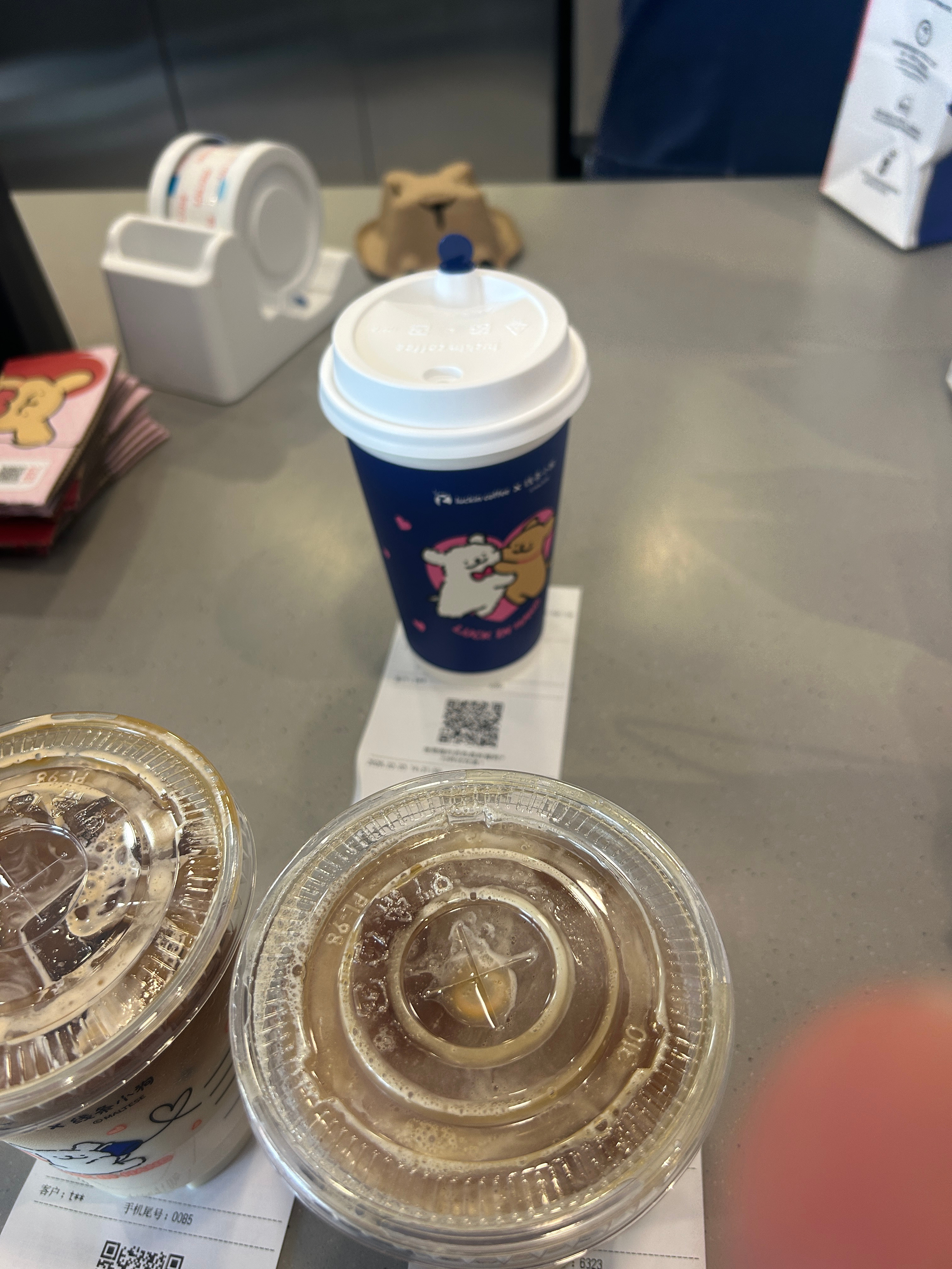 在搭子家吃完午饭豪弟和好朋友下楼玩游戏一个小时太阳太好了 我和搭子们在小区🏘️