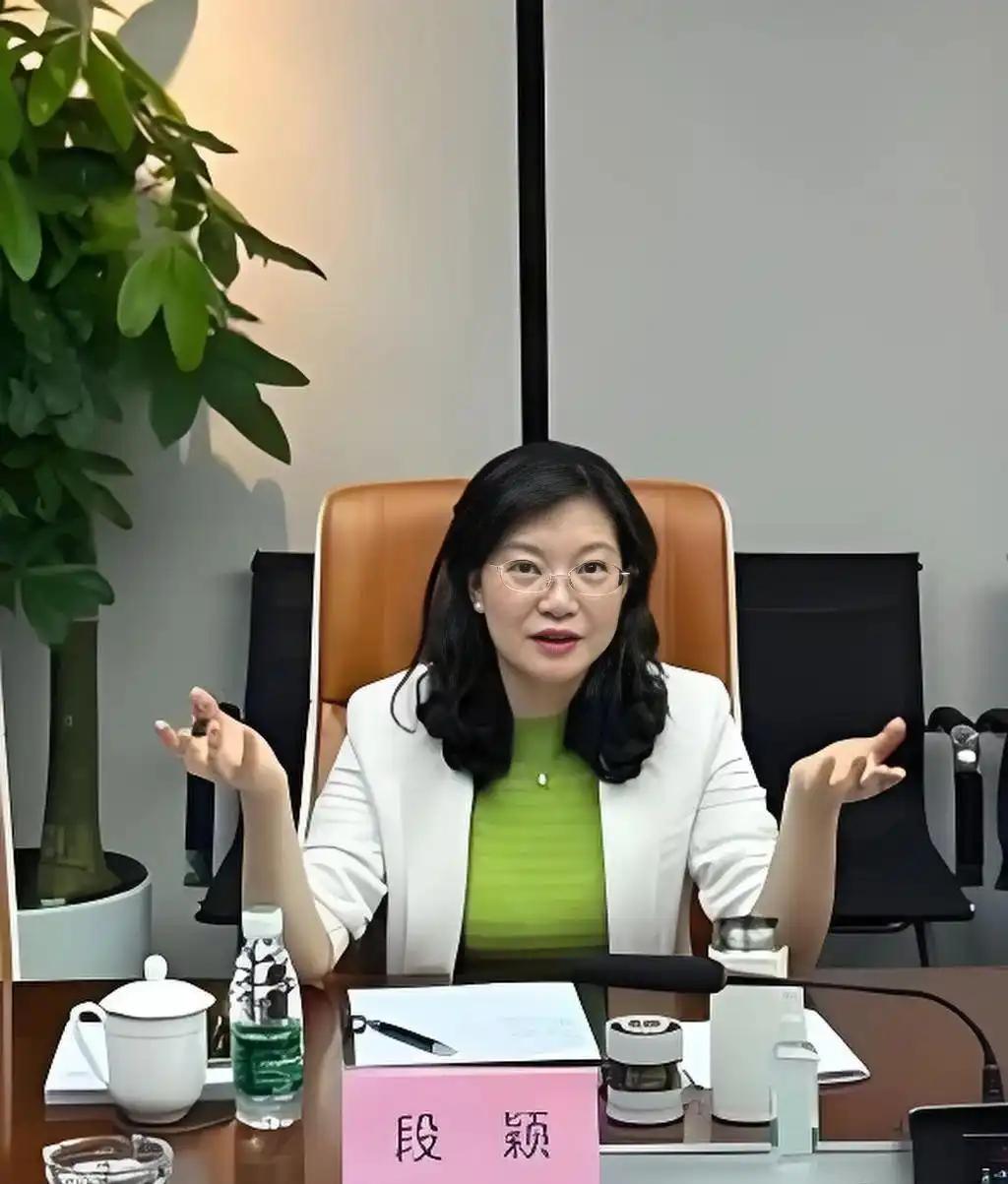 两个曾经风光无限的年轻女厅官罗敏和段颖，一个靠依附年长主管领导从转业女兵一路狂飙