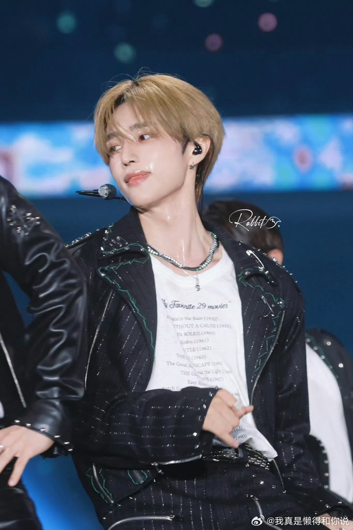 你们谁懂前四是金善禹站姐发的后两张是张桂源cp粉站姐拍的诡异救赎感 