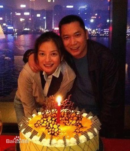 夫妻本是同林鸟，大难临头各自飞。

黄有龙现在债务缠身，不知道是否资不抵债，所以