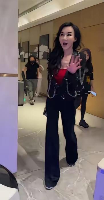 有人嘲讽道：“脸都肿成这般模样，还好意思号称台湾第一美女。”
《浪姐》舞台上，萧