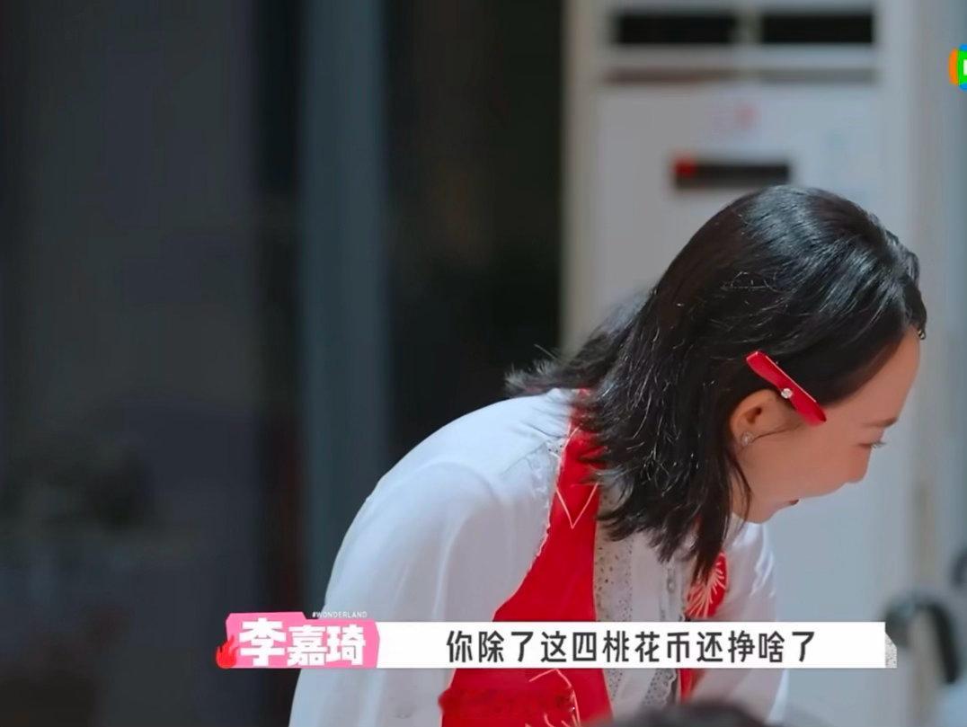 李嘉琦说贺峻霖有商业头脑五十公里桃花坞 小贺在桃花坞挣桃花币的能力我是真的服。李