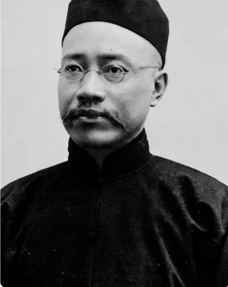 严复先生说：
“物质的贫穷，能摧毁你一生的尊严，精神的贫穷，能耗尽你几世的轮回。