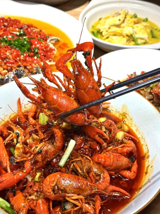 黄岩这家湘菜馆真的太正宗了！ 每次家庭聚会就来红萝卜，店里服务一如既往...