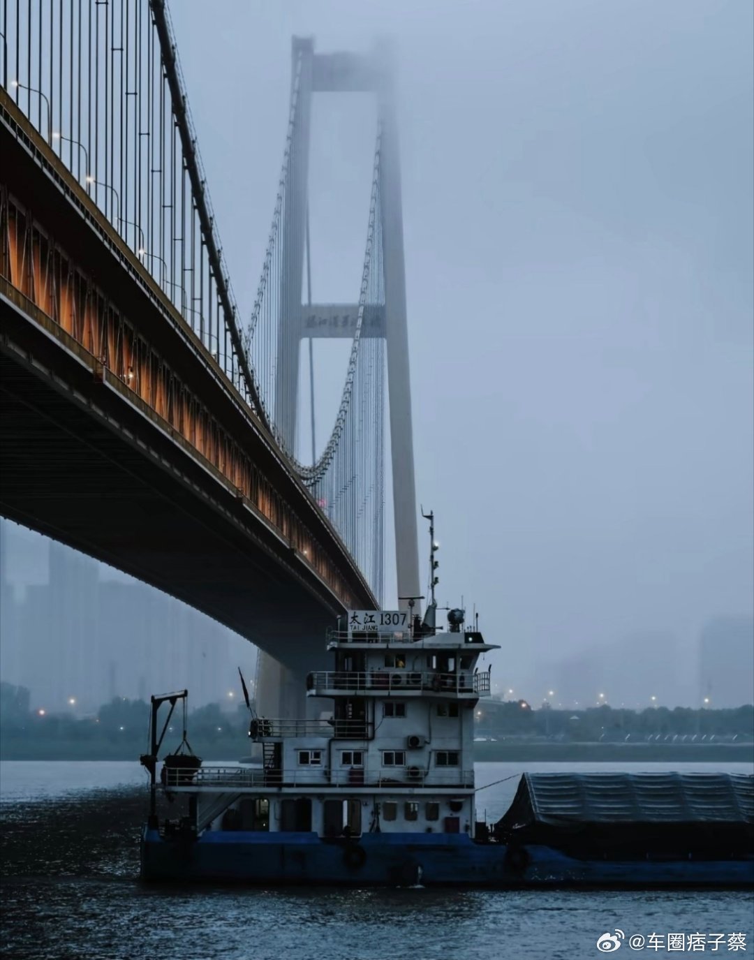 武汉停课停业汽场全开 我就在杨泗港这边，天气异常燥热感觉进入了夏天，黑云压城，大