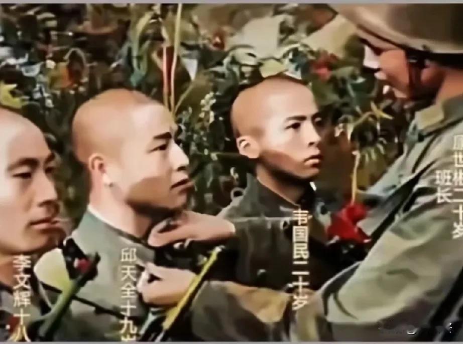这是老山前线战地记者拍摄到的，四名敢死队执行住务出发前最后留影！
他们剃完头发，
